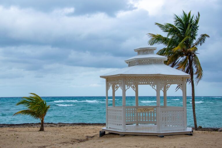 playa de arena blanca en Jamaica con palmeras y agua turquesa