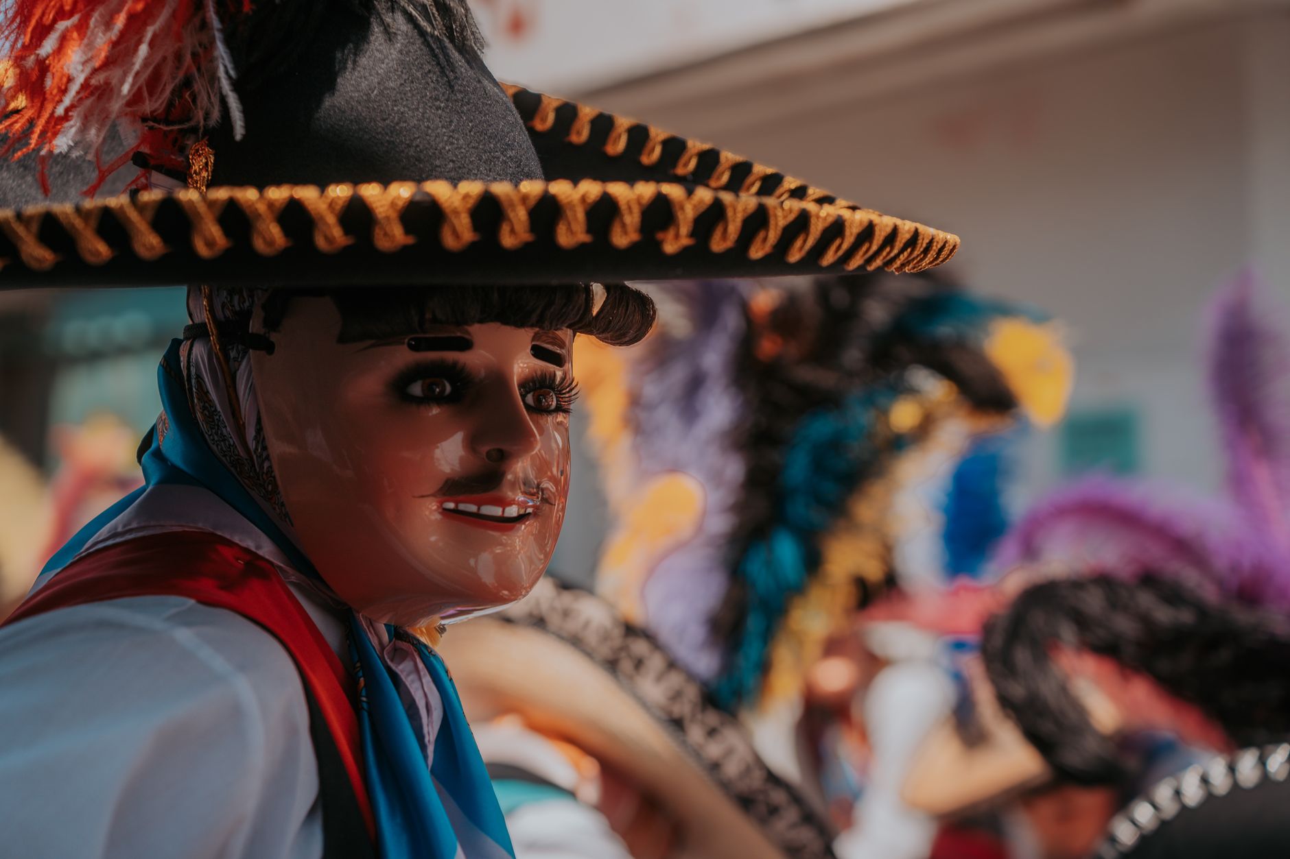 Carnaval de Mazatlán 2026: guía completa para disfrutarlo 1 Desfile de carnaval en Mazatlán con trajes tradicionales y música