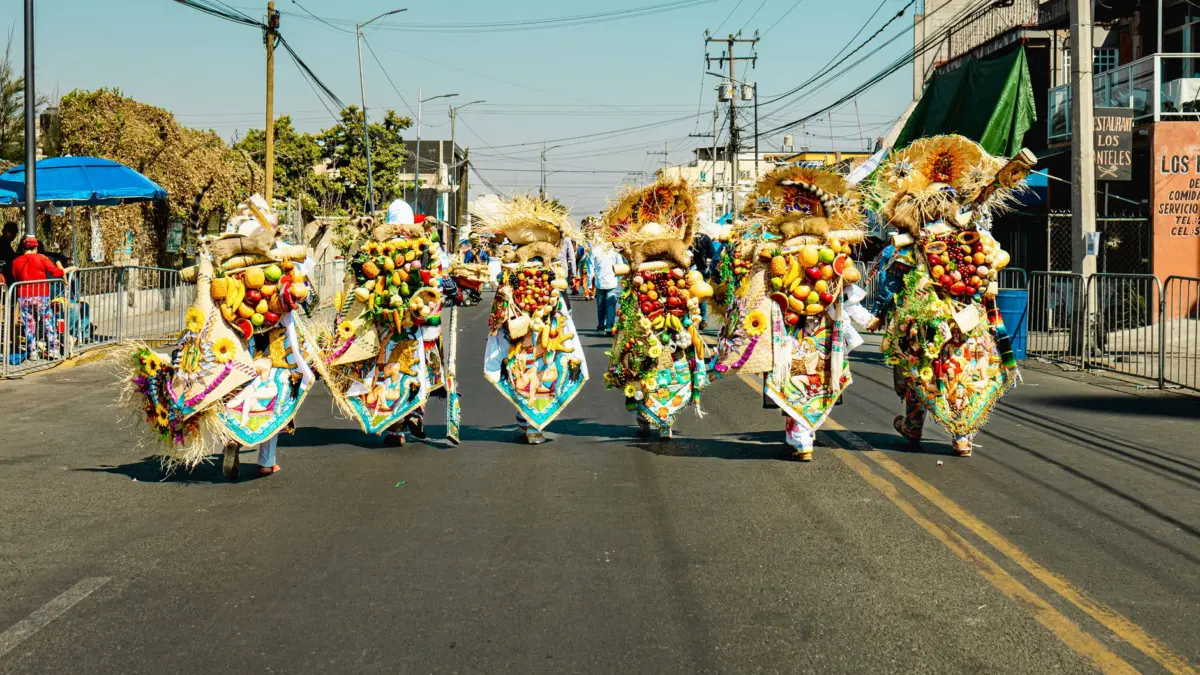 Carnaval de Mazatlán con carrozas coloridas y música en las calles