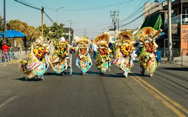 Carnaval de Mazatlán con carrozas coloridas y música en las calles