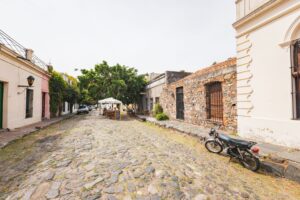 Home Elementor 24 Colonia del Sacramento, Uruguay: calle empedrada del casco histórico colonial