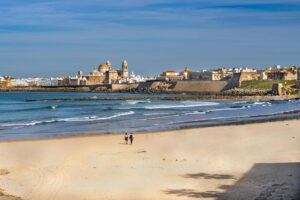 Vista aérea del casco histórico de Cádiz rodeado del mar