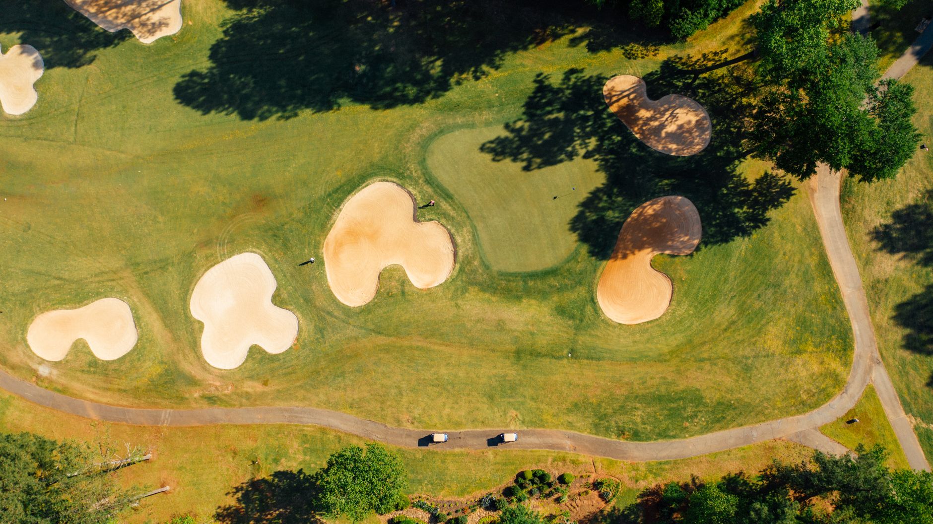 Golf en Estados Unidos: guía para golfistas españoles 1 golfista preparando golpe en campo americano