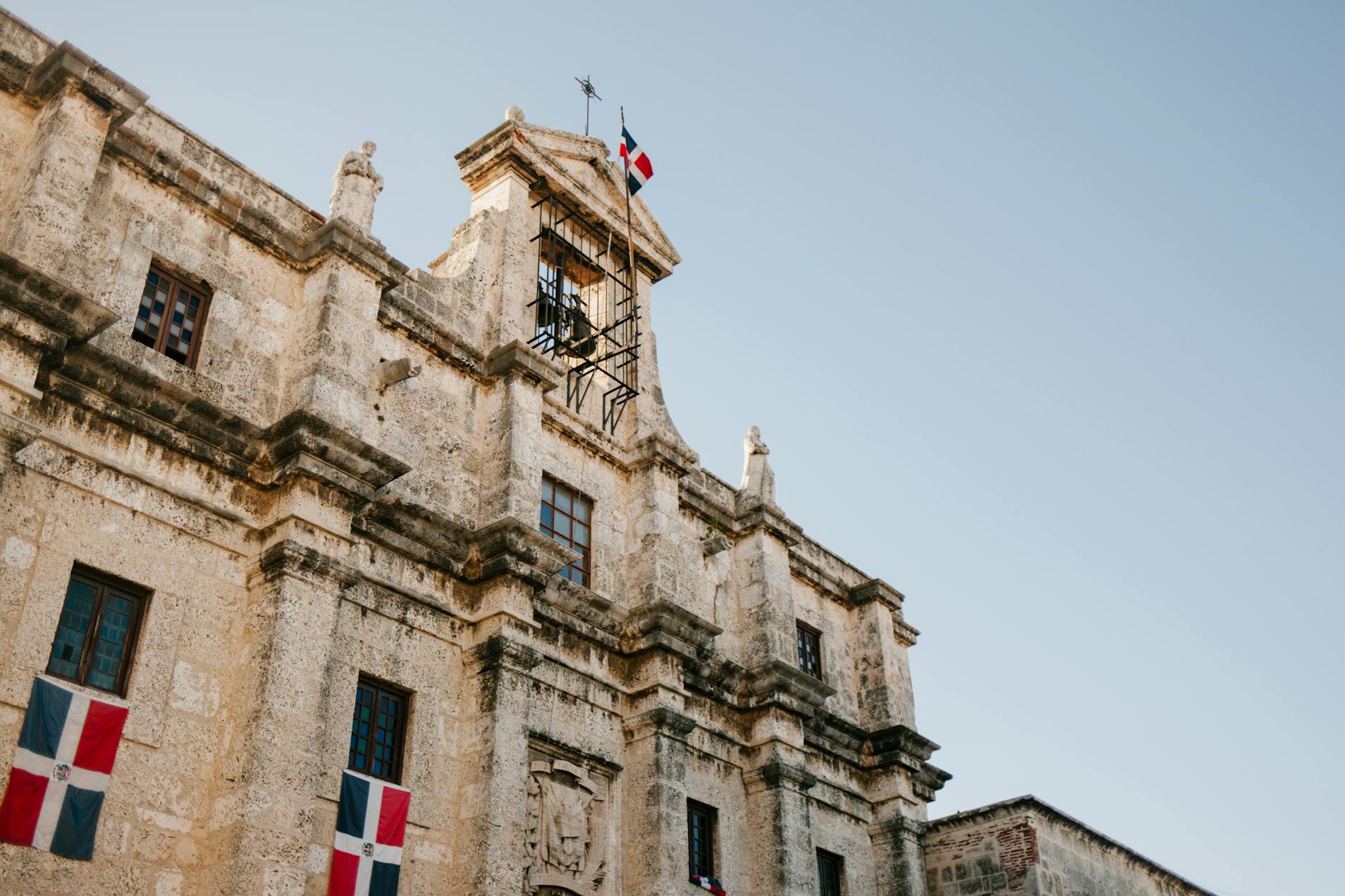 Santo Domingo en 2026: zona colonial, Los Tres Ojos y más 1 calle empedrada colonial en el Caribe con edificios coloridos