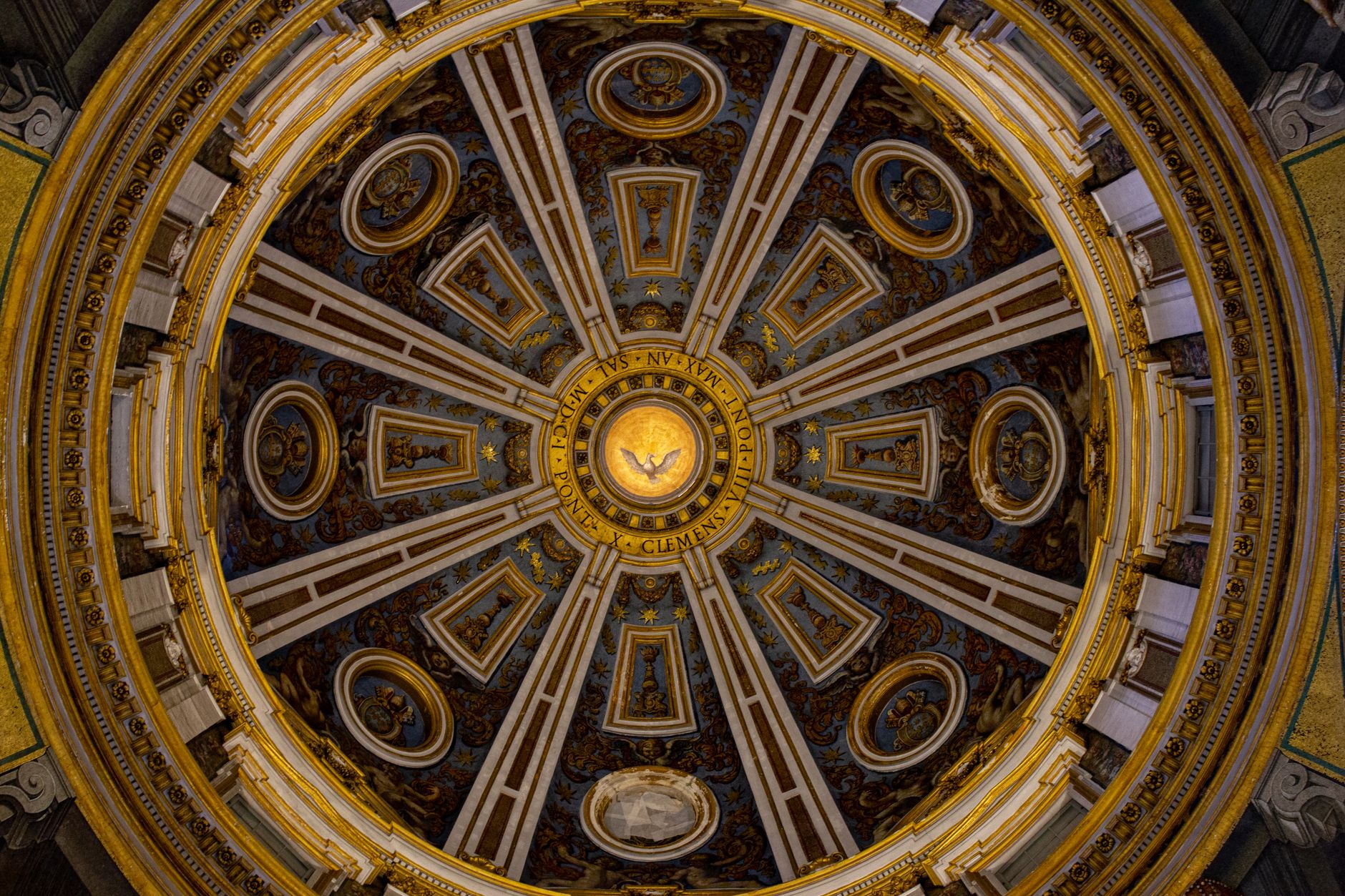 Visitar el Vaticano en 2026: guía completa con consejos 1 interior de la Basílica de San Pedro con cúpula de Miguel Ángel