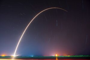 Cohete SpaceX en lanzamiento turismo espacial