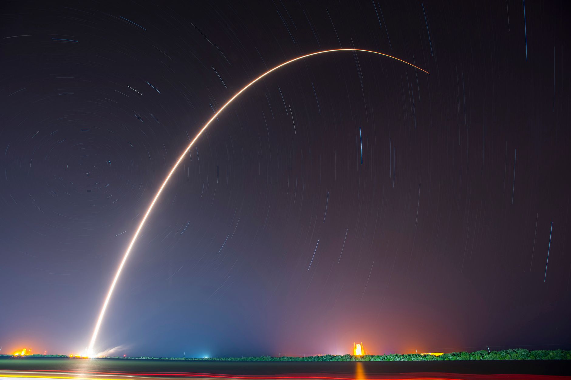 Cohete SpaceX en lanzamiento turismo espacial