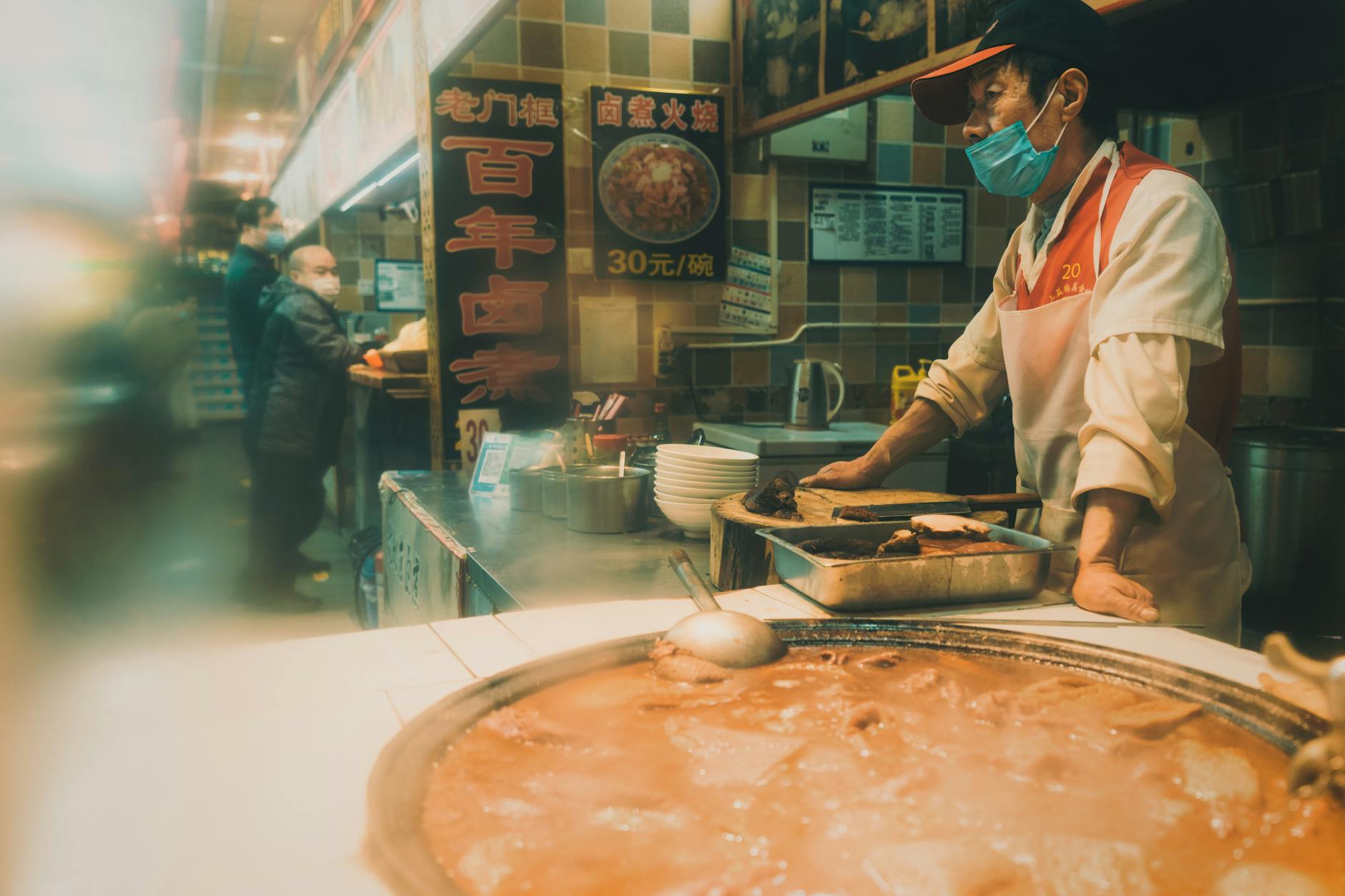 Comer en Beijing en 2026: la guía de gastronomía china 1 Platos de cocina china sobre la mesa en un restaurante