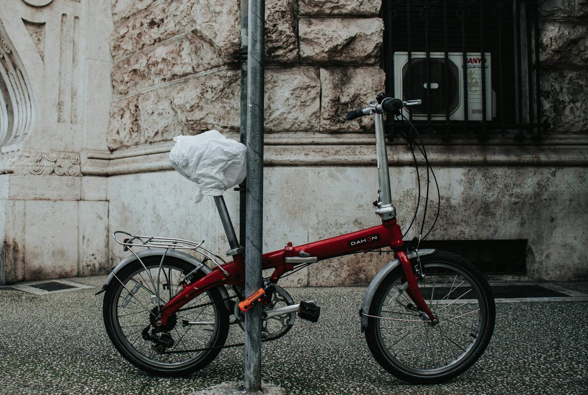 Bicicleta plegable para viajar: guía completa 2026 1 bicicleta plegable compacta sobre asfalto urbano