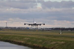 Avión moderno en vuelo sobre paisaje verde