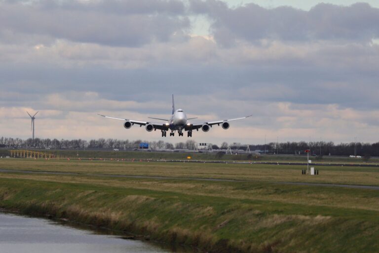 Avión moderno en vuelo sobre paisaje verde