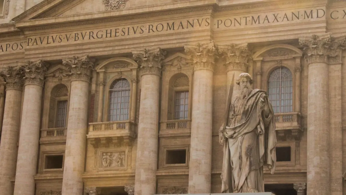 plaza de San Pedro del Vaticano con la cúpula al fondo