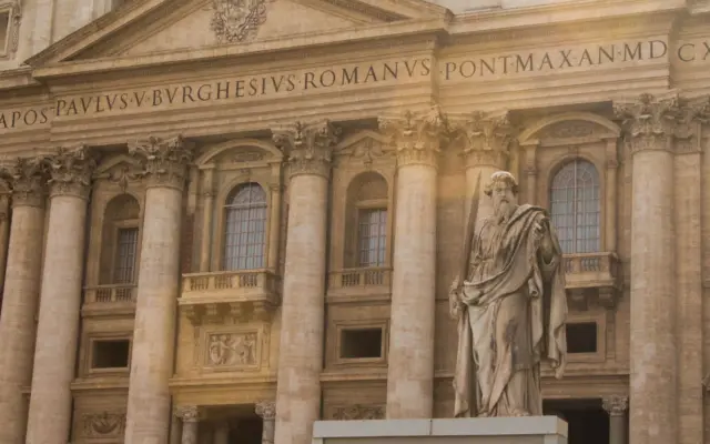 plaza de San Pedro del Vaticano con la cúpula al fondo
