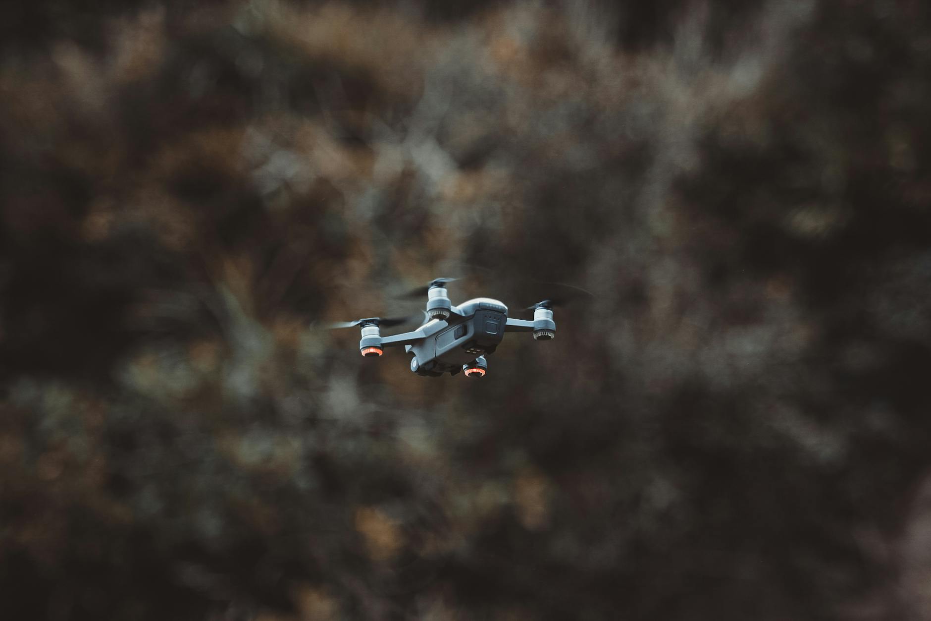 Dron moderno volando en el aire, tecnología de aviación avanzada