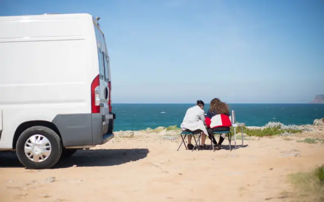 Autocaravana aparcada en la naturaleza durante un viaje en libertad