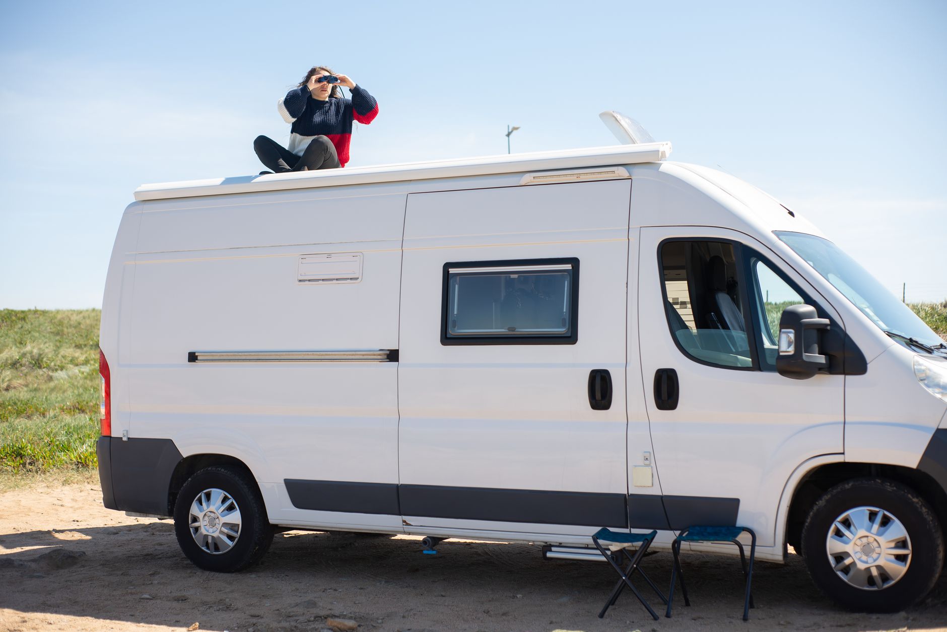 Viajar en autocaravana en 2026: guía completa para empezar 1 Interior cómodo de una autocaravana moderna con zona de descanso