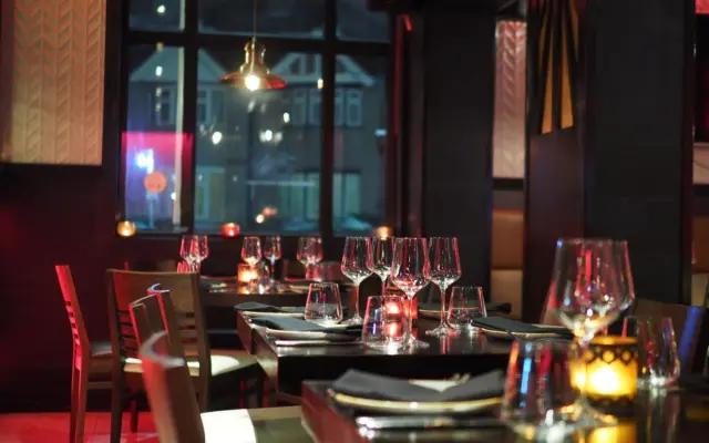 Interior elegante de restaurante de lujo con velas y decoración clásica