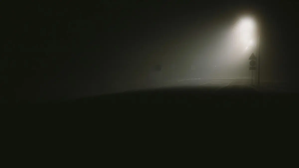 Calle oscura y neblinosa de noche, ambiente de misterio londinense