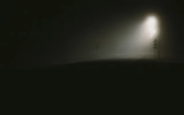 Calle oscura y neblinosa de noche, ambiente de misterio londinense