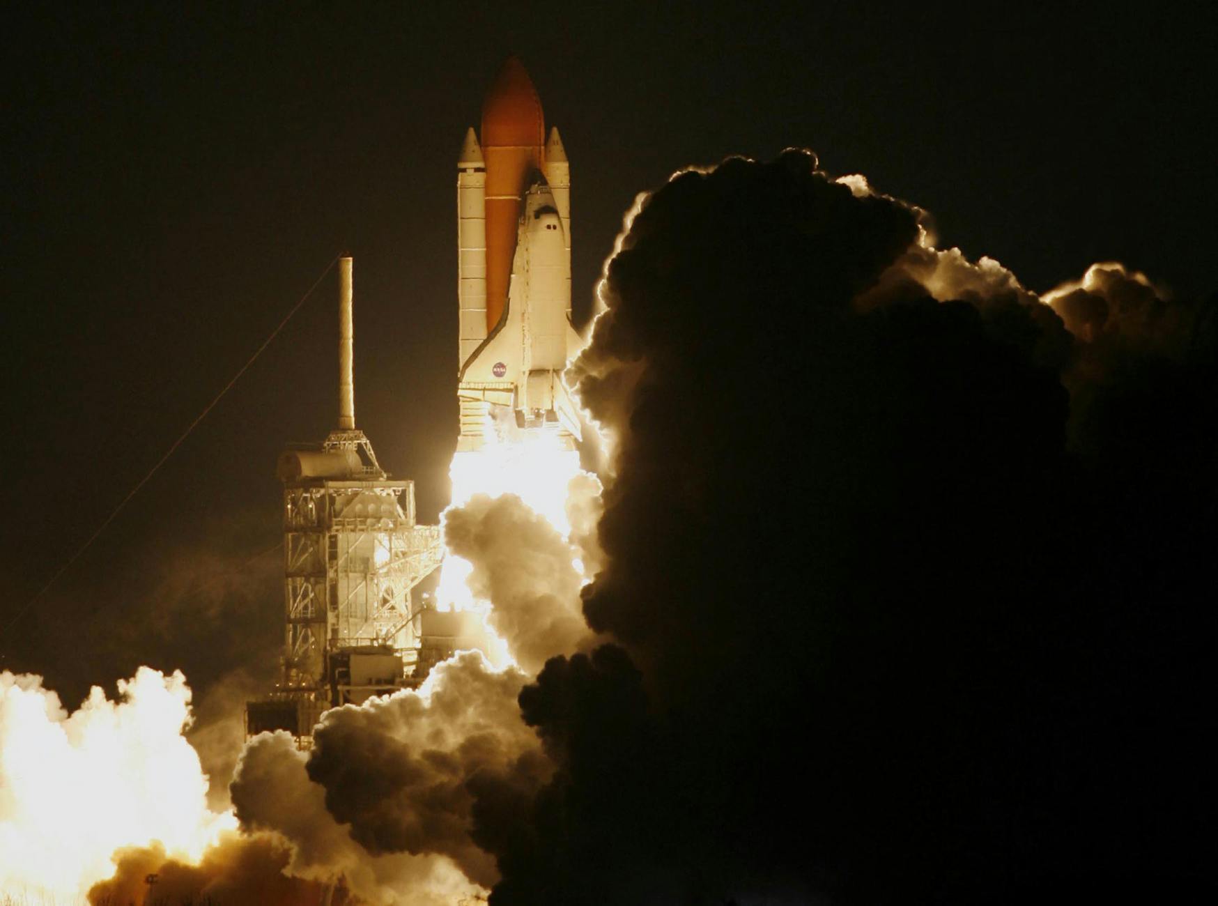 Cohete en despegue con llamas de combustión turismo espacial 2026
