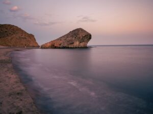 Costa de Almería con playa mediterranea y aguas turquesas