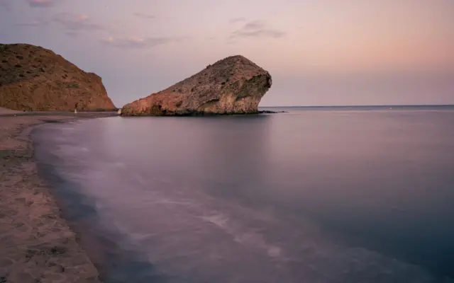 Costa de Almería con playa mediterranea y aguas turquesas