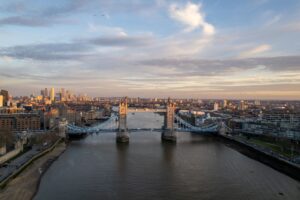 Vista del Tower Bridge de Londres desde el Río Támesis al atardecer