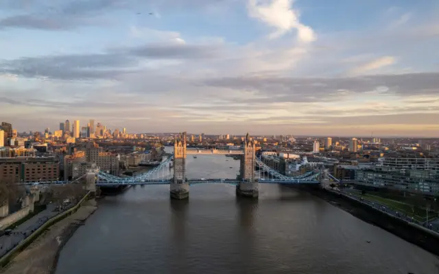 Vista del Tower Bridge de Londres desde el Río Támesis al atardecer