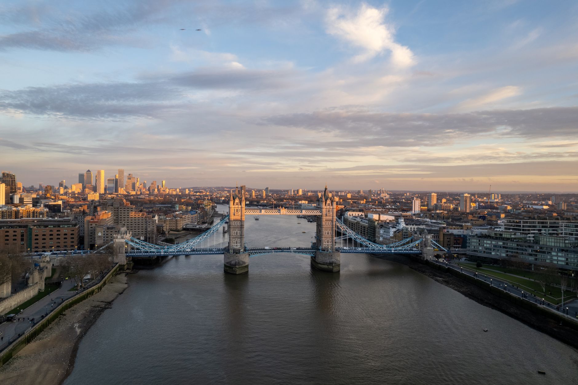 Vista del Tower Bridge de Londres desde el Río Támesis al atardecer