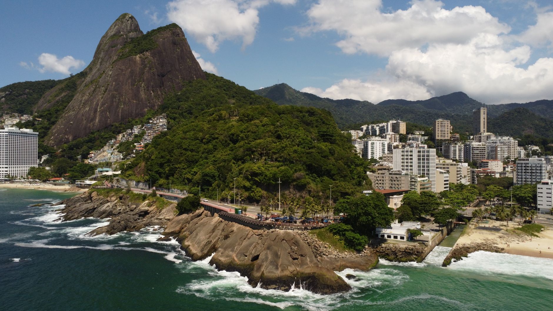 Avión de pasajeros despegando con destino a Brasil