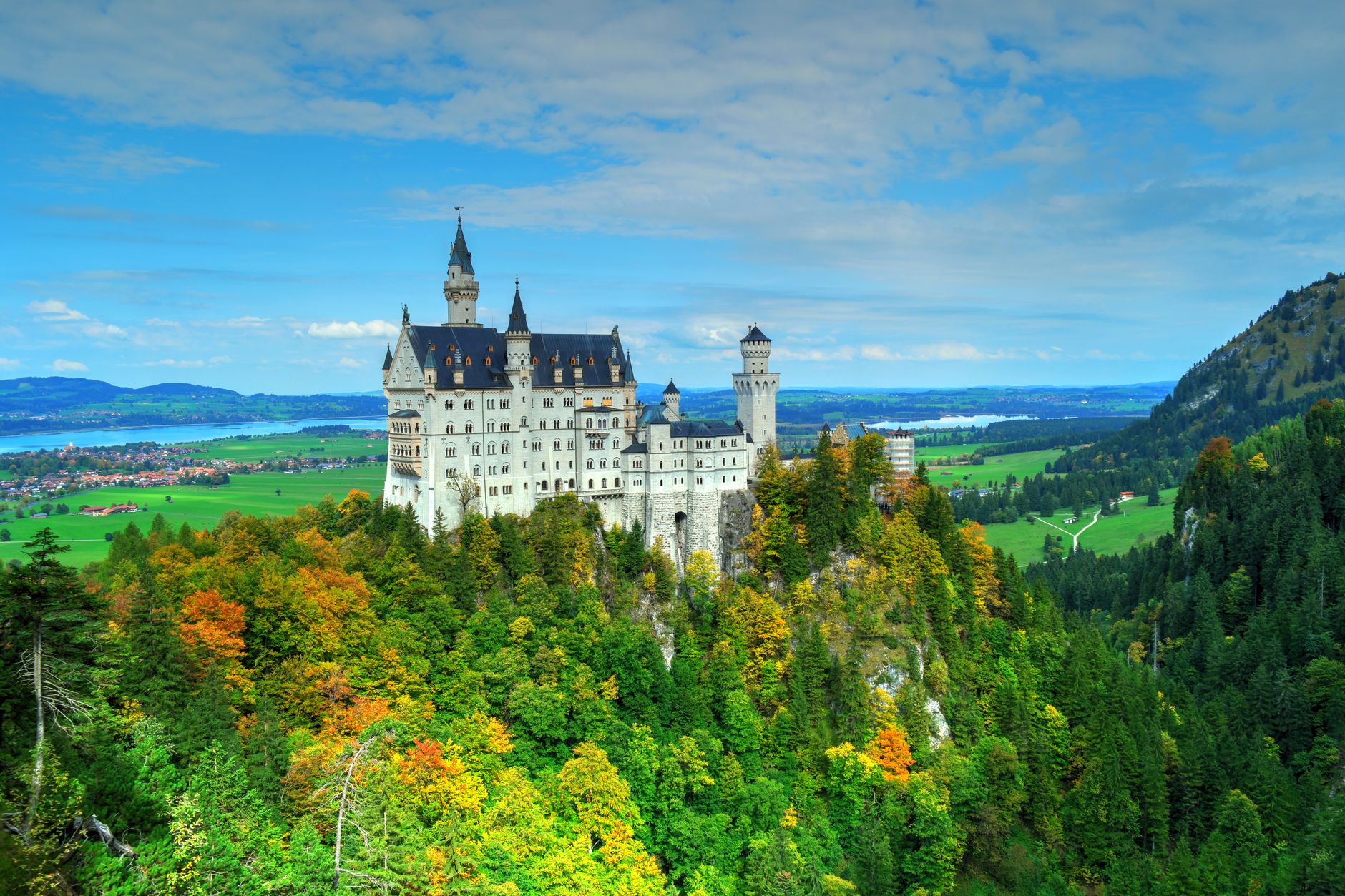 Neuschwanstein, el castillo de Baviera: guía práctica 2026 1 Vista aérea del Castillo de Neuschwanstein entre los Alpes Bávaros en otoño