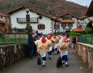 Desfile de hombres con trajes tradicionales en un carnaval español