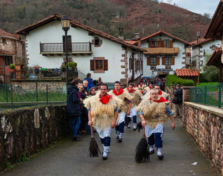 Home Elementor 9 Desfile de hombres con trajes tradicionales en un carnaval español