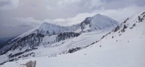 Pistas de esquí en los Pirineos españoles con nieve fresca y cielo azul