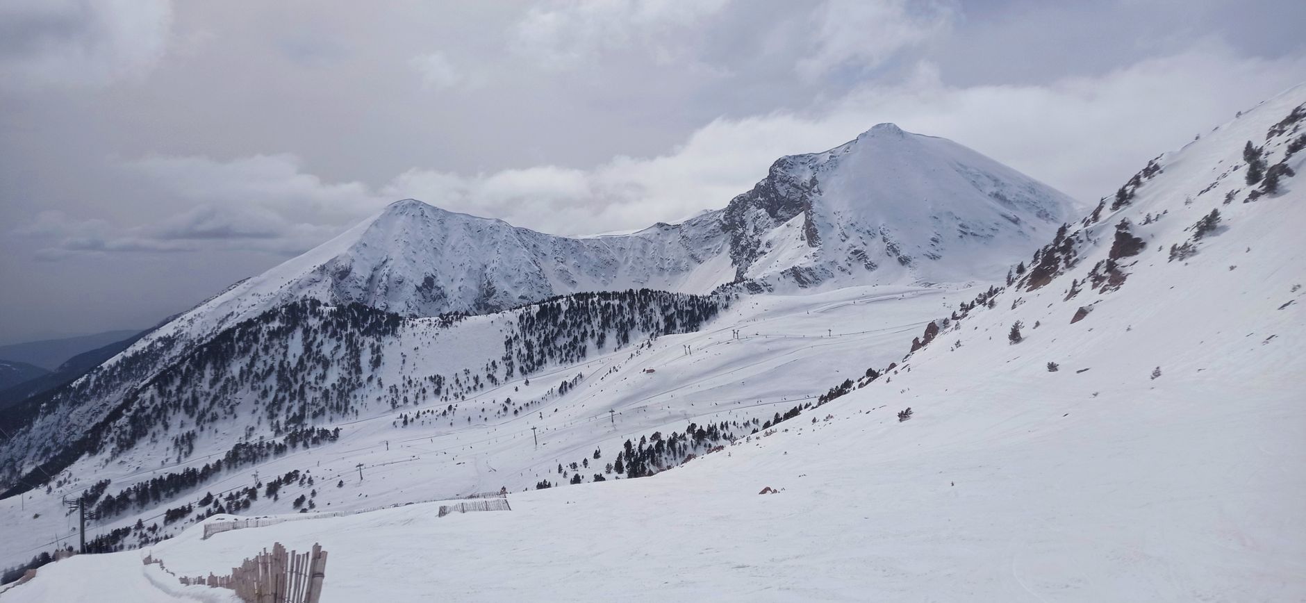 Panticosa Resort: guía para esquiar en los Pirineos 1 Pistas de esquí en los Pirineos españoles con nieve fresca y cielo azul
