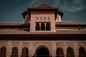 palacios nazaríes de La Alhambra de Granada con columnas y arcos árabes