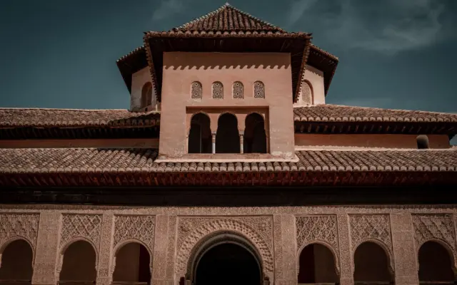 palacios nazaríes de La Alhambra de Granada con columnas y arcos árabes