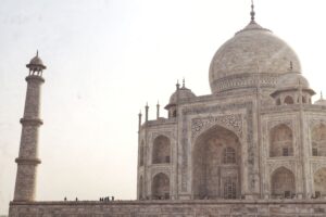 Taj Mahal al amanecer reflejado en el estanque central, Agra India