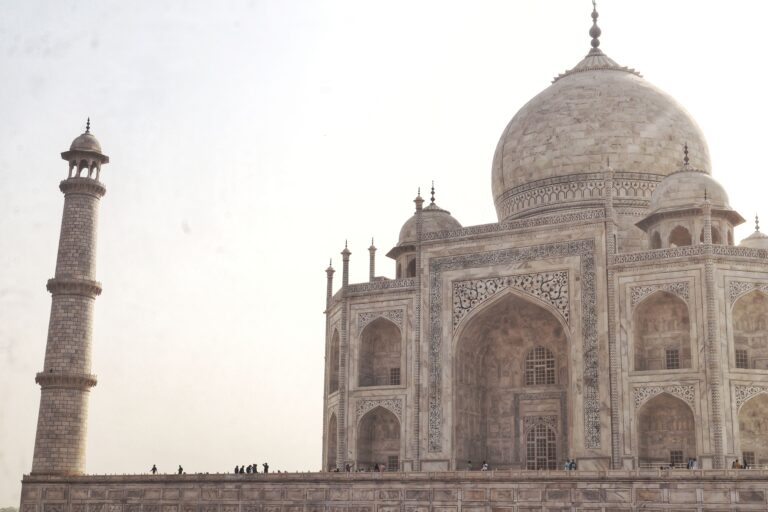 Home Elementor 5 Taj Mahal al amanecer reflejado en el estanque central, Agra India