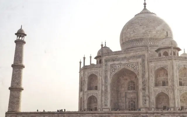 Taj Mahal al amanecer reflejado en el estanque central, Agra India