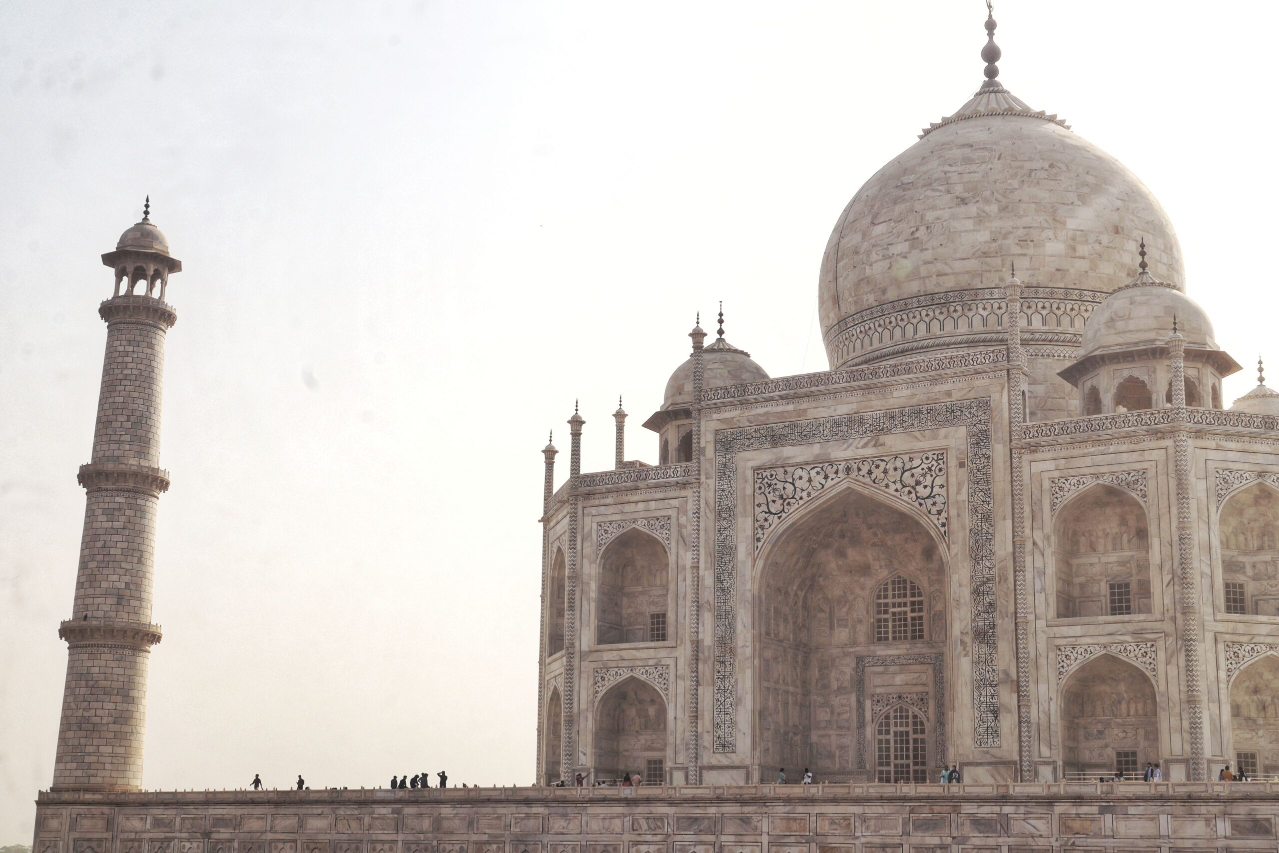 Taj Mahal al amanecer reflejado en el estanque central, Agra India