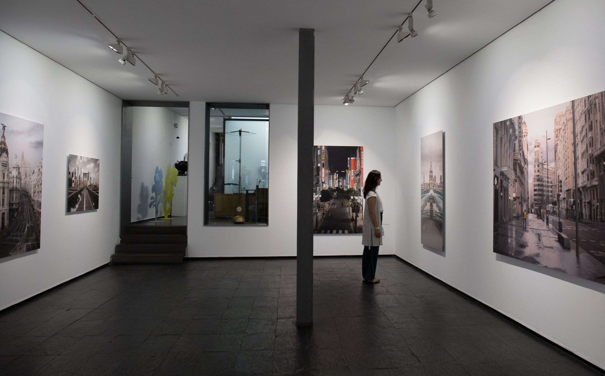 ARCO Madrid: guía para visitar la feria de arte contemporáneo 1 Galería de arte moderno con cuadros abstractos en las paredes