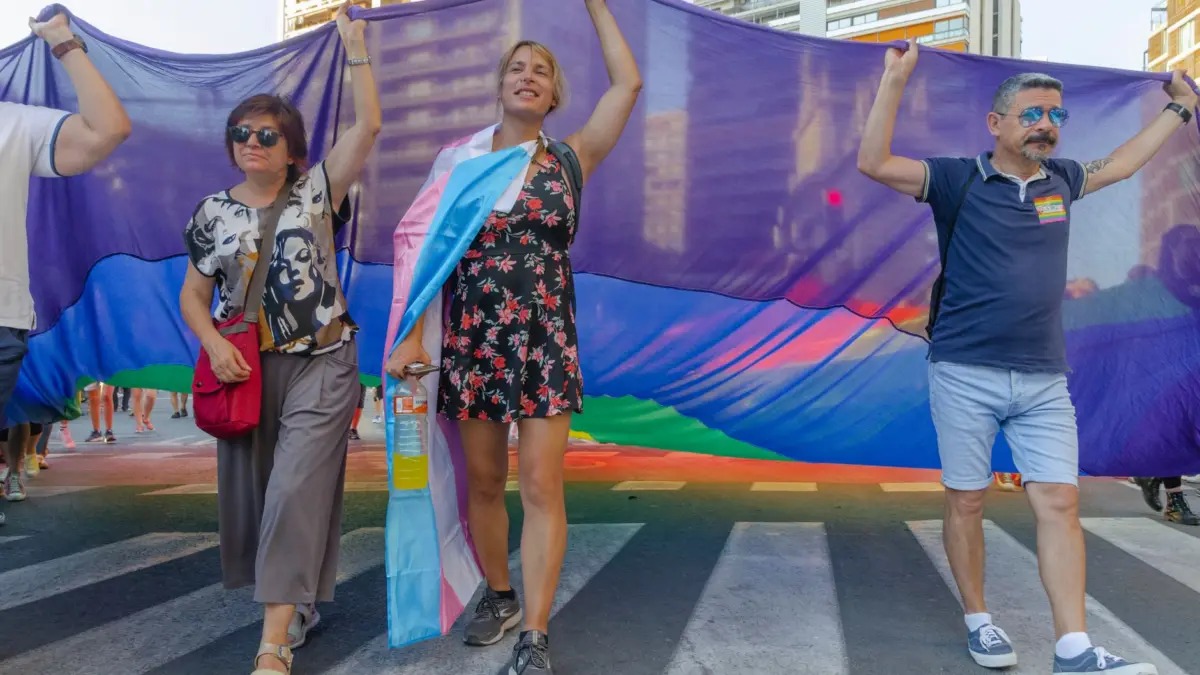 Ambiente festivo en las calles de Madrid durante el Orgullo LGTB