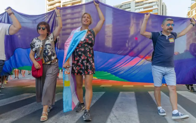 Ambiente festivo en las calles de Madrid durante el Orgullo LGTB