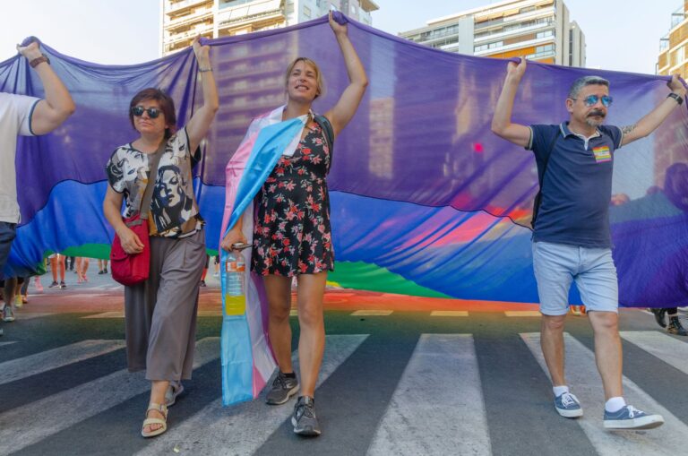 Ambiente festivo en las calles de Madrid durante el Orgullo LGTB