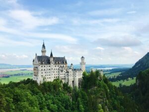 Home Elementor 23 Castillo de Neuschwanstein en Baviera rodeado de bosques alpinos y niebla