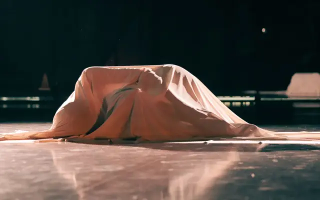 Bailarín de danza contemporánea en actuación en escenario