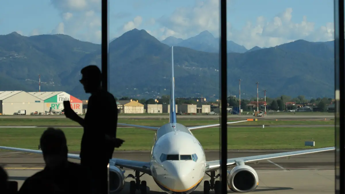 Avión de pasajeros en pista de aeropuerto
