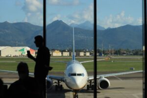 Avión de pasajeros en pista de aeropuerto