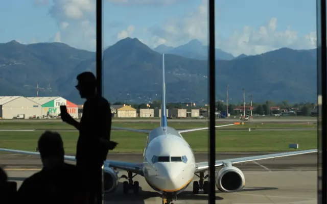 Avión de pasajeros en pista de aeropuerto
